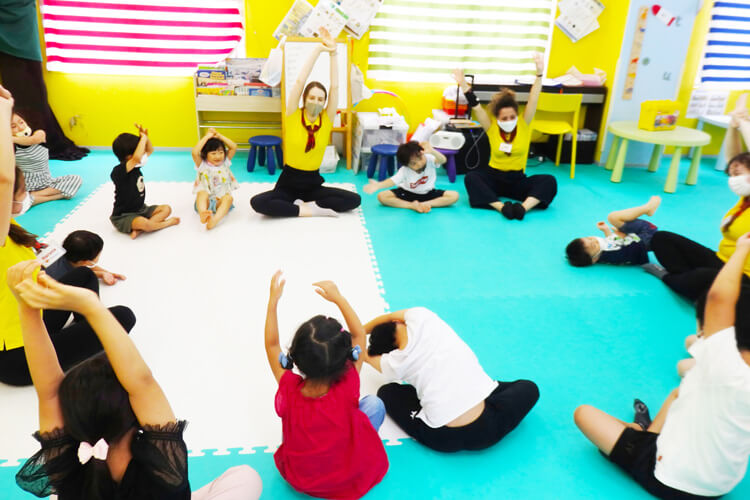 英語の歌でゲームや体操