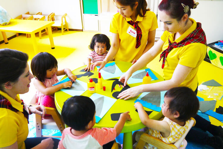 英語で会話しながら工作